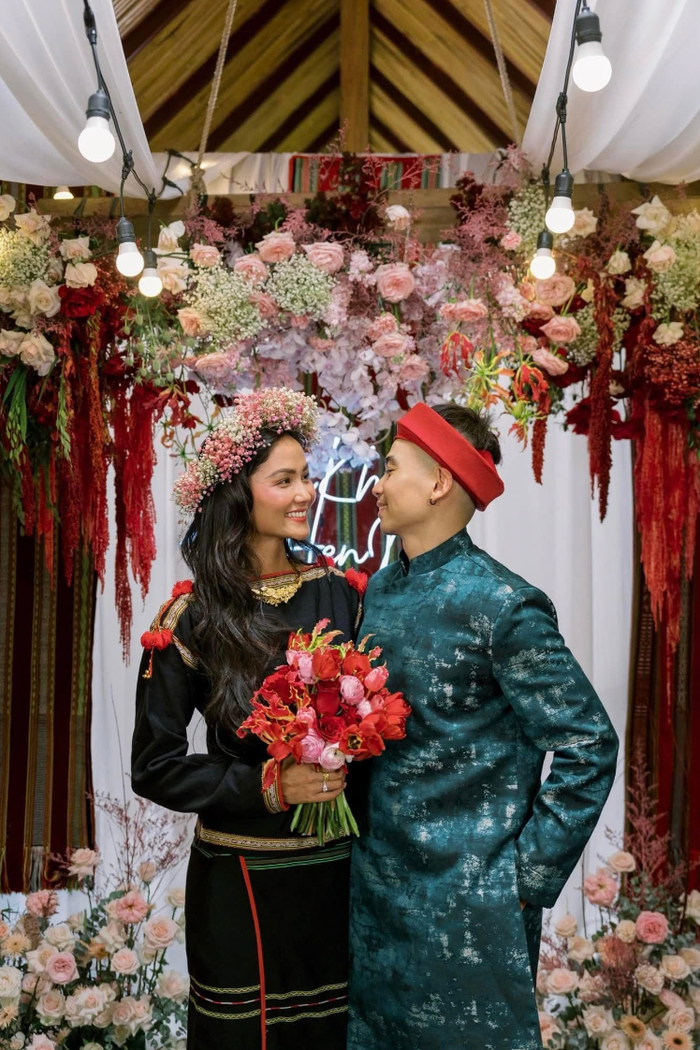 H'Hen Niê và bạn trai Tuấn Khôi đã tổ chức lễ cưới tại quê nhà. (Ảnh: FBNV)