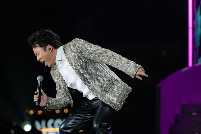 Tùng Dương bị 'quay lén' từ phía sau, khả năng hát live khiến nhiều người ngỡ ngàng Ảnh 1