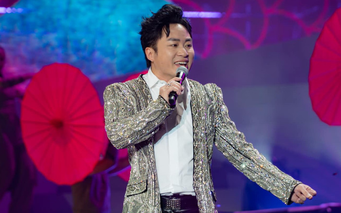 Tùng Dương bị 'quay lén' từ phía sau, khả năng hát live khiến nhiều người ngỡ ngàng Ảnh 2