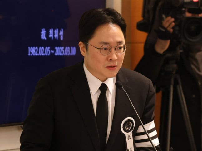 Em trai của Wheesung gửi lời cảm ơn đến những người yêu thương, đến tiễn biệt nam ca sĩ. (Ảnh All Kpop)