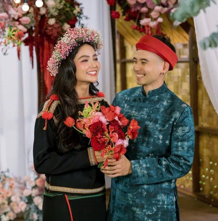 Có thể là hình ảnh về 2 người, hoa và đám cưới