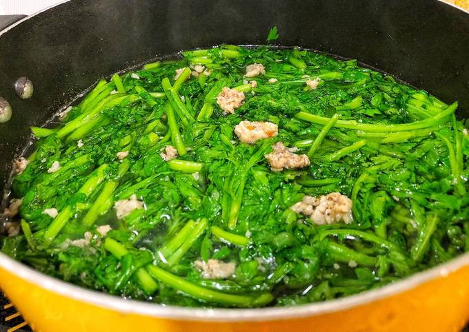 Món canh rau cải cúc nấu thịt bằm. (Ảnh minh họa từ Internet)