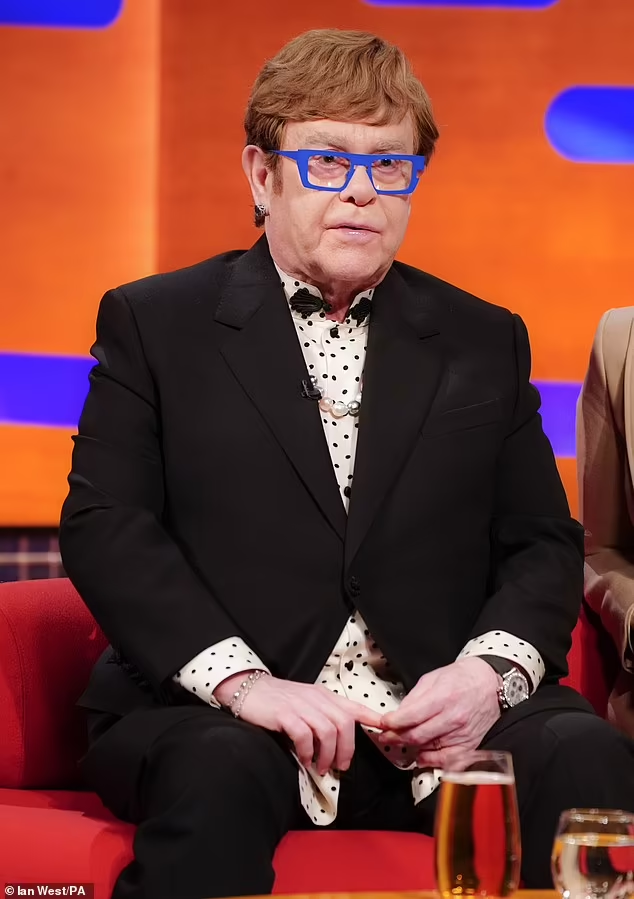 Nam ca sĩ 77 tuổi gặp khó khăn trong việc ký album sau khi bị mất thị lực Ảnh 3