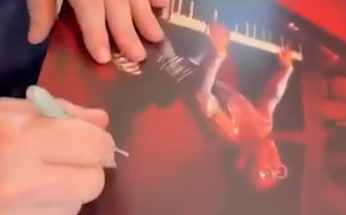 Nam ca sĩ 77 tuổi gặp khó khăn trong việc ký album sau khi bị mất thị lực Ảnh 2