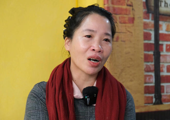 Chị Nam xúc động kể về câu chuyện được chị Nga cho vay 8 chỉ vàng để chữa bệnh cho con. Ảnh: Hải Nam