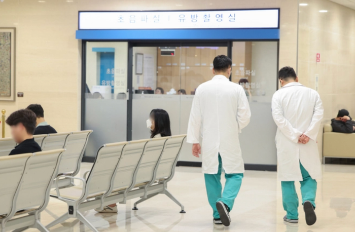 Cho đến khi sinh con trên xe cấp cứu, sản phụ Việt mới được đưa vào bệnh viện. Ảnh: Sưu tầm