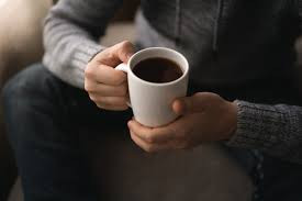 Hạn chế tiêu thụ caffeine vào buổi chiều để tránh mất ngủ.