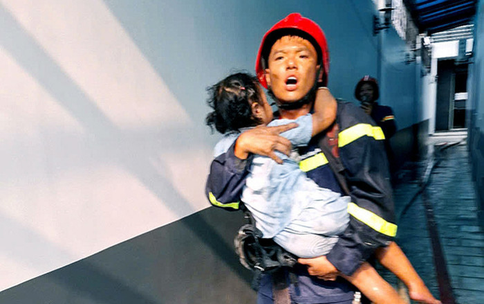 Chiến sĩ PCCC 20 tuổi kể về giây phút ôm bé gái khỏi biển lửa: 'Bé đã rất sợ hãi, hoảng loạn' Ảnh 2