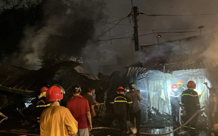 Cháy dữ dội dãy ki-ốt ở chợ Thanh Đa Ảnh 2