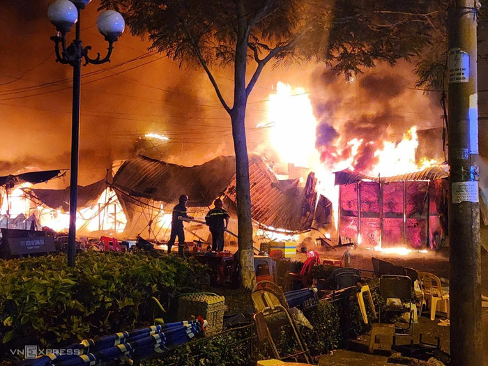 Hiện trường cháy dãy ki-ốt ở chợ Thanh Đa, TP. HCM. Ảnh: VnExpress 