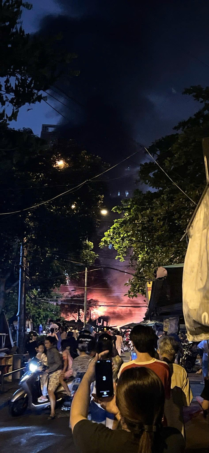 Nhiều người dân hiếu kì ra tận hiện trường vụ cháy để xem. Ảnh: Facebook Nguyễn Khanh 