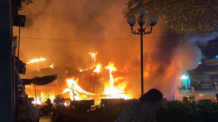 Cháy lớn ở chợ Thanh Đa (Quận Bình Thạnh, TP.HCM) vào khoảng 22h15, 17/3. (Ảnh Tuổi Trẻ)
