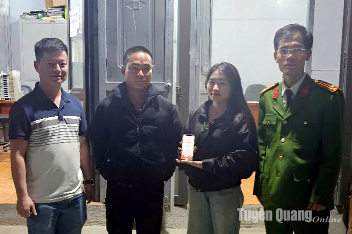 Trước sự chứng kiến của Công an xã Hùng Đức, em Bàn Thị Mĩ Hảo chuyển lại toàn bộ số tiền 50 triệu đồng cho anh Quan Văn Anh.