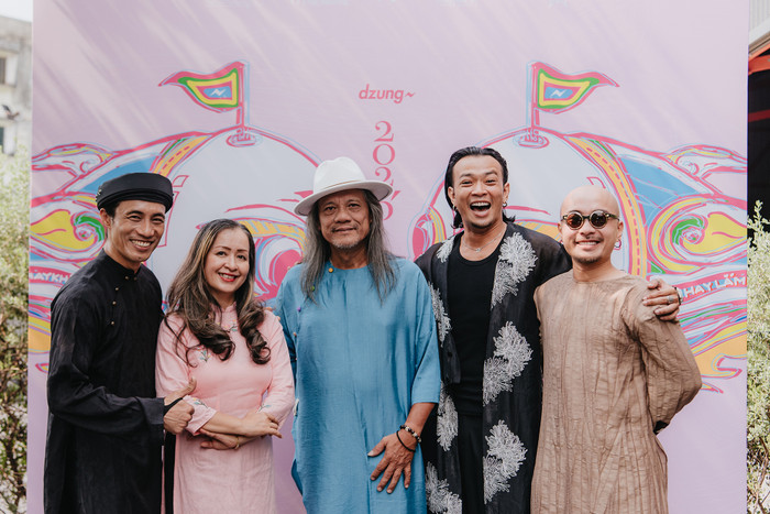 Nhiều nghệ sĩ đã đến mừng album lấy cảm hứng từ du lịch và văn hoá Việt Nam của Dzung.