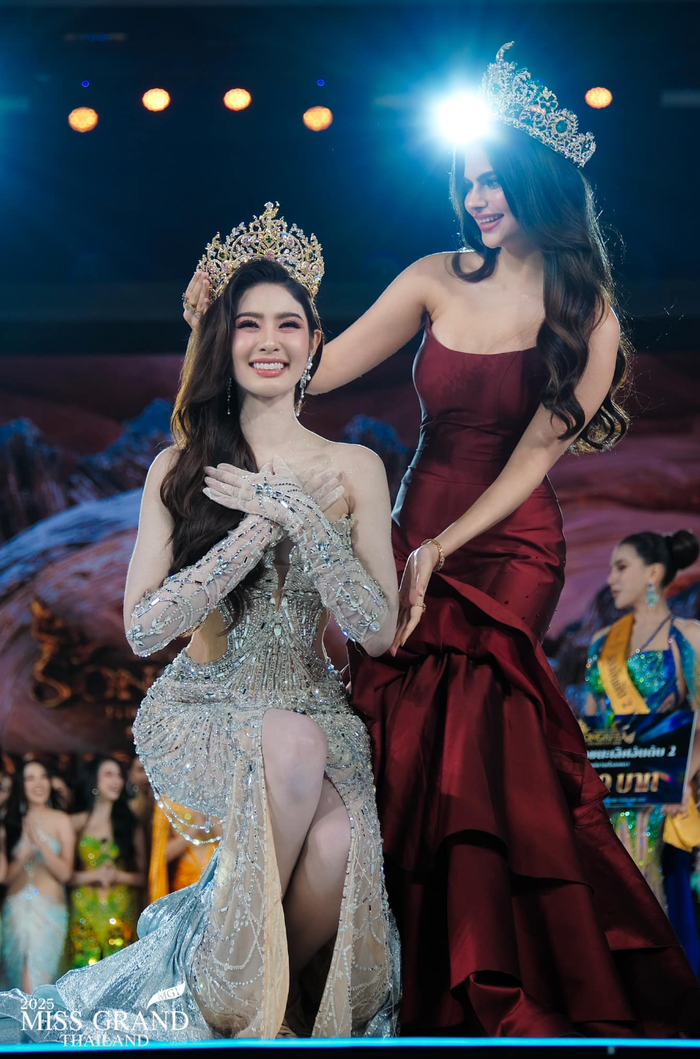 Đại diện Chumphon của Hoa hậu Hòa bình Thái Lan 2025 được trao vương miện trước thềm chung kết vì thắng giải thưởng phụ Hoa hậu Hòa bình Thái Lan được yêu thích nhất tại Songkhla. (Ảnh: Miss Grand Thailand)