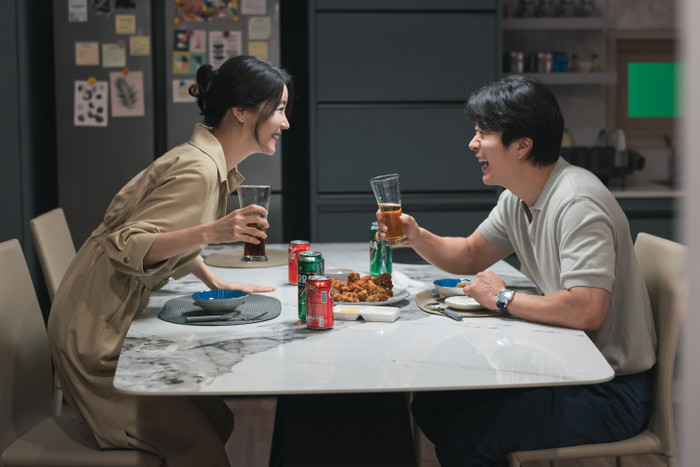 Dù vậy, những tình tiết hài cùng sự bảo chứng của các diễn viên giúp phim hot không kém phần 1. (Ảnh: Facebook)