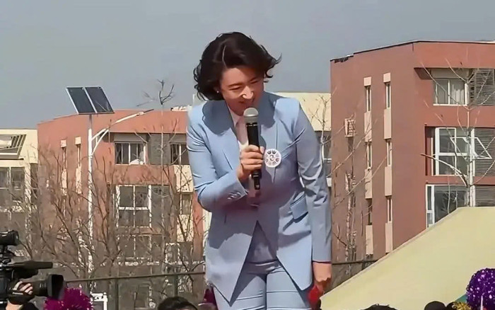 Nữ MC gây tranh cãi vì diện quần bó sát khiến khán giả 'đỏ mặt' Ảnh 2