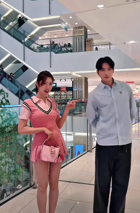 Dân tình nhận ra người mắc chiếc áo xanh đó chính là Võ Cảnh. (Ảnh Linh Suki)
