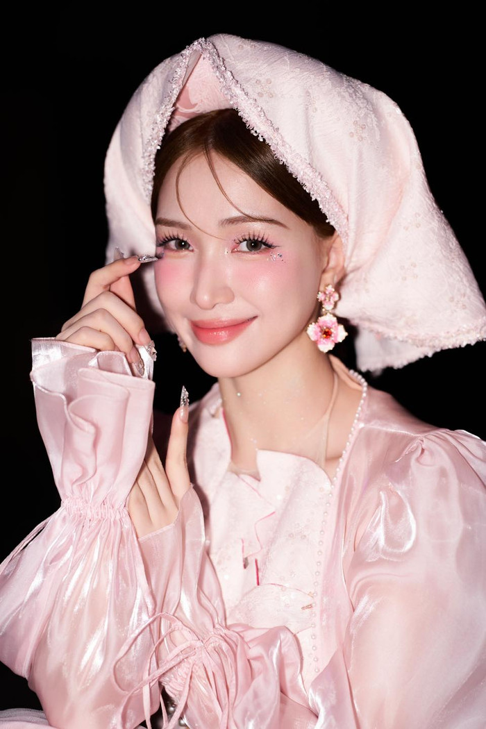 Hòa Minzy chăm chỉ ca hát và làm mẹ đơn thân để chăm sóc con trai. (Ảnh: FBNV)