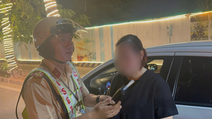 Uống 1 ly bia xã giao, bà A. bị phạt 19 triệu đồng, trừ 10 điểm giấy phép lái xe. Ảnh: SGGP