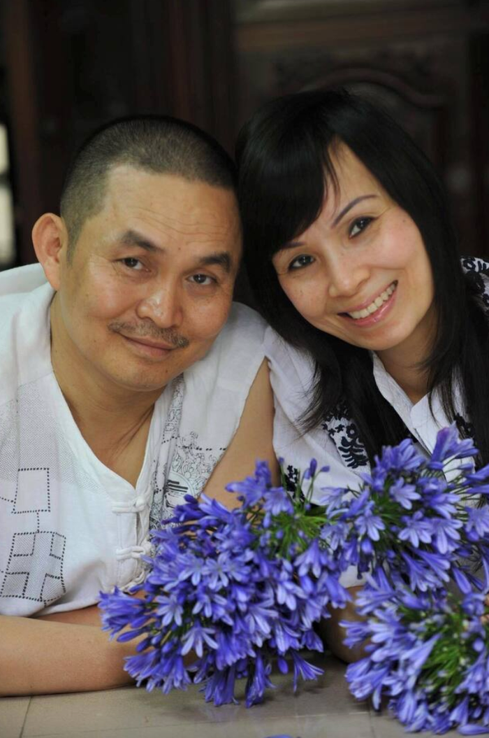 Nghệ sĩ Xuân Hinh bên cạnh bà xã Phương Lan. Ảnh: Sưu tầm