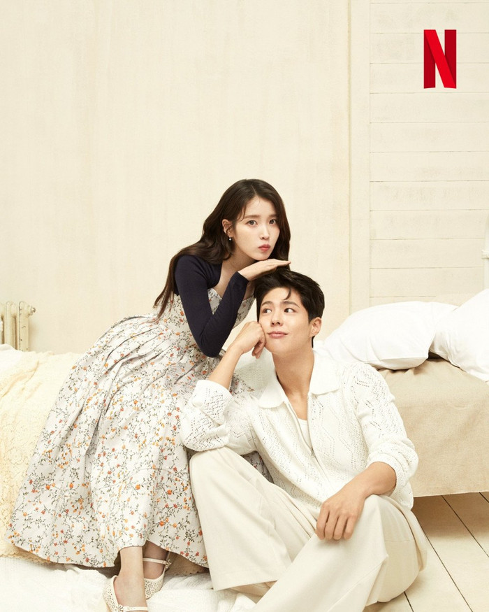 Bộ ảnh mới đây của IU và Park Bo Gum khiến nhiều khán giả thích thú. (Ảnh All Kpop)