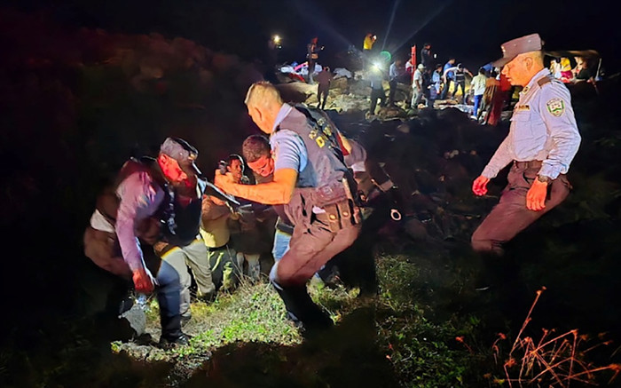 Máy bay chở khách rơi xuống biển, ít nhất 7 người thiệt mạng Ảnh 2