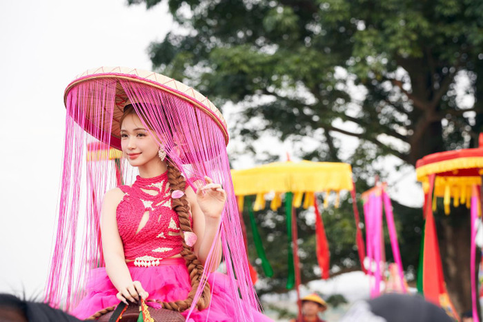 Showbiz 24h: Bài viết cảnh báo lừa đảo của Hoà Minzy đã thu hút sự chú ý từ phía đông đảo khán giả. Ảnh: FBNV