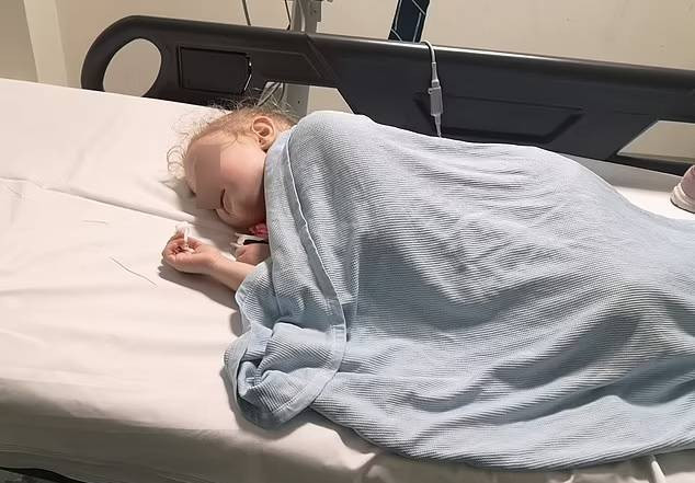 Marnie Moore, bé gái 4 tuổi đến từ Anh phải nhập viện sau khi uống món nước đá xay. (Ảnh: Daily Mail)