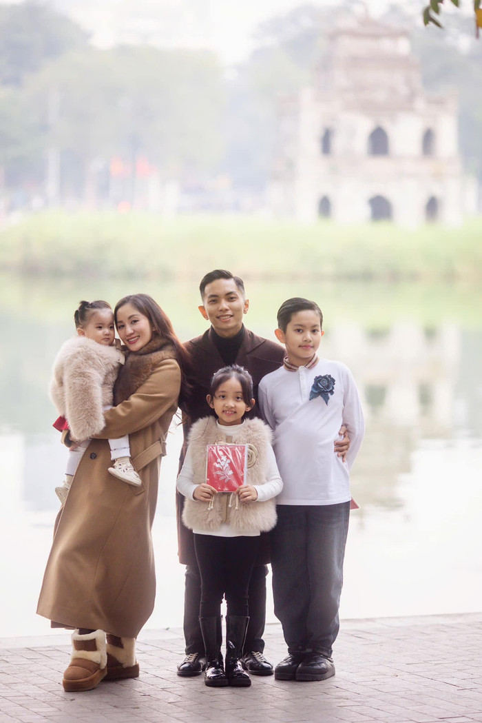 Tổ ấm nhỏ viên mãn nhà Khánh Thi - Phan Hiển. Ảnh: FBNV