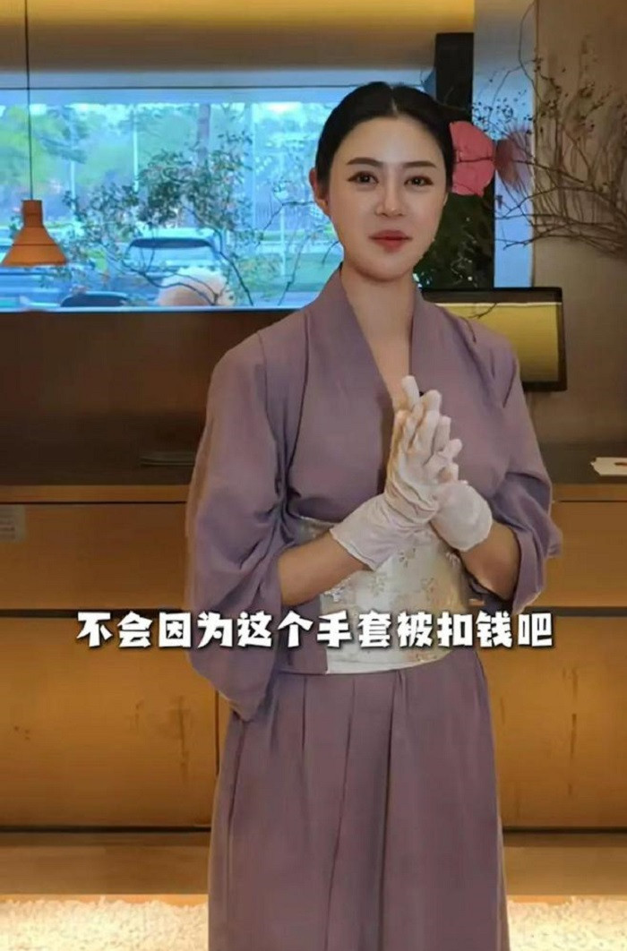 Từ một diễn viên, cô chuyển sang làm phục vụ bàn. (Ảnh: NetEase)