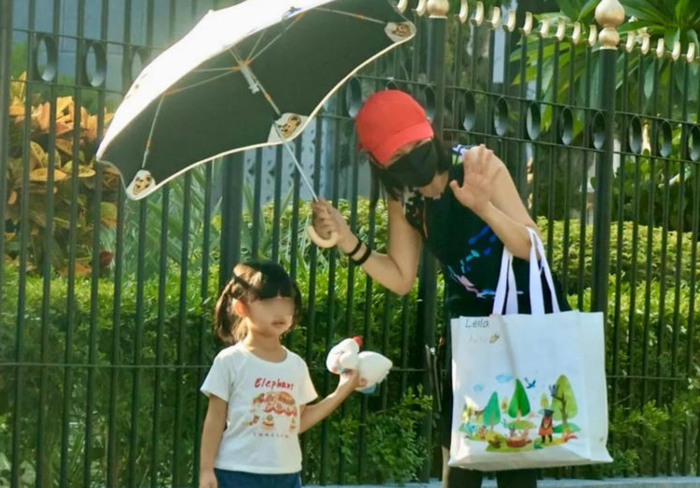 Lâm Y Thần và con gái đang sống tại Đài Loan, trong khi đó chồng nữ diễn viên - doanh nhân Lâm Vu Siêu làm việc ở Mỹ. (Ảnh: Weibo)