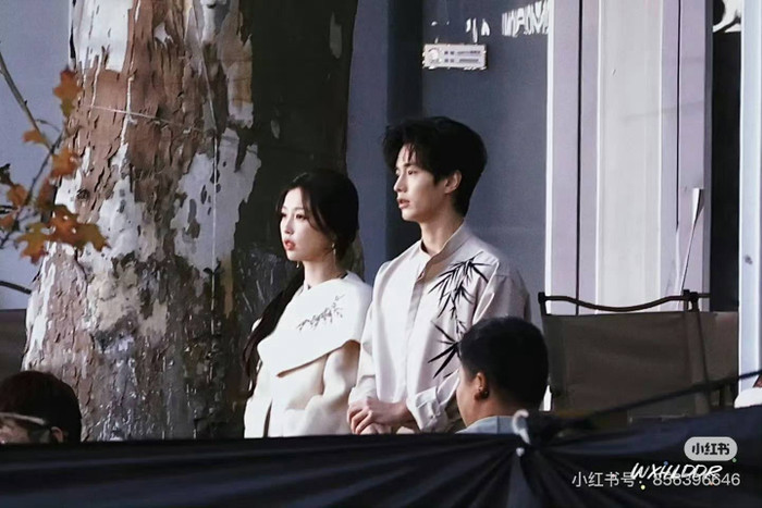 Nữ diễn viên Ngu Thư Hân trong một khoảnh khắc làm việc ở phim trường. Ảnh: Sưu tầm