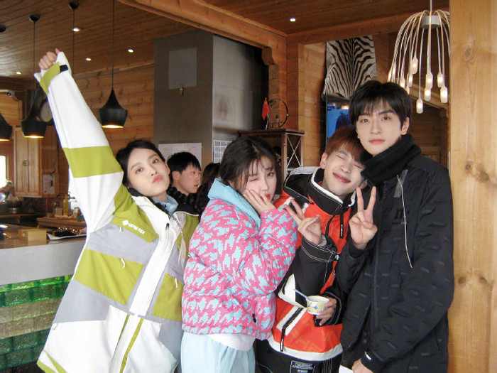 Nữ diễn viên Ngu Thư Hân thể hiện sự thân thiện, cởi mở khi chụp ảnh với những đồng nghiệp khác. Ảnh: Sưu tầm