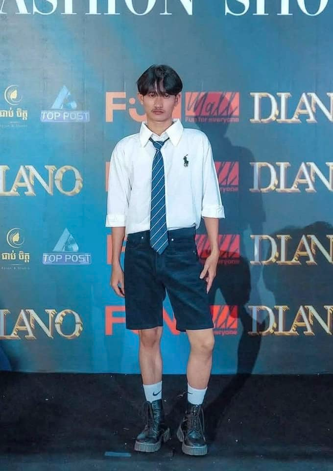 Điểm đáng chú ý nhất trong cuộc thi là phần trình diễn trang phục đường phố của các thí sinh. Khác với hình ảnh lịch lãm, sang trọng thường thấy ở các cuộc thi nam vương quốc tế, các thí sinh Campuchia xuất hiện với phong cách đơn giản, gần gũi với đời sống hàng ngày.