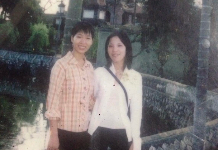 Chị Nga (người bên phải) từng sẵn sàng cho chị Nam vay 8 chỉ vàng từ năm 2004 để chữa bệnh cho con gái. Ảnh: Sưu tầm