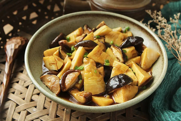 Măng xào nấm hương.