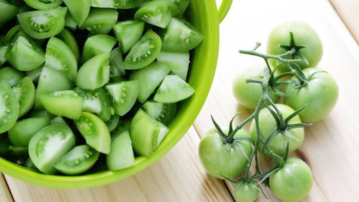Cà chua xanh chứa nhiều hợp chất alkaloid, đặc biệt là solanine.