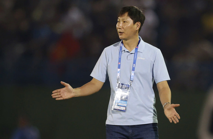 HLV Kim Sang Sik chưa cho thấy dấu ấn khi tuyển Việt Nam vắng Nguyễn Xuân Son. Ảnh: Anh Đồng