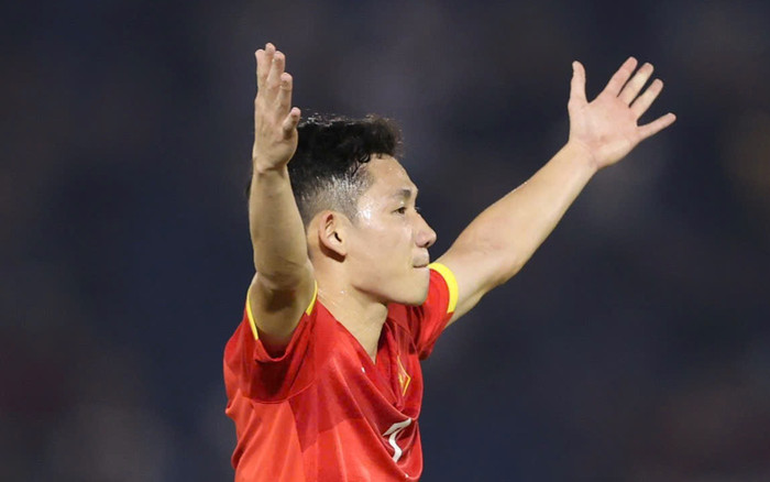 Ngả mũ trước tiền vệ Hai Long Ảnh 2