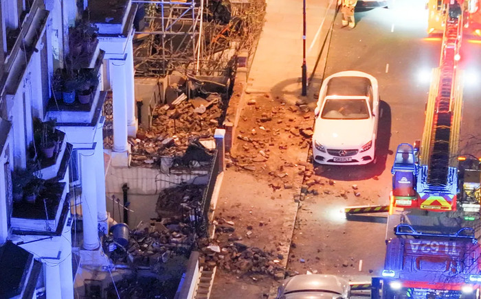 Ba ngôi nhà bất ngờ đổ sập giữa đêm, 11 người tháo chạy Ảnh 2