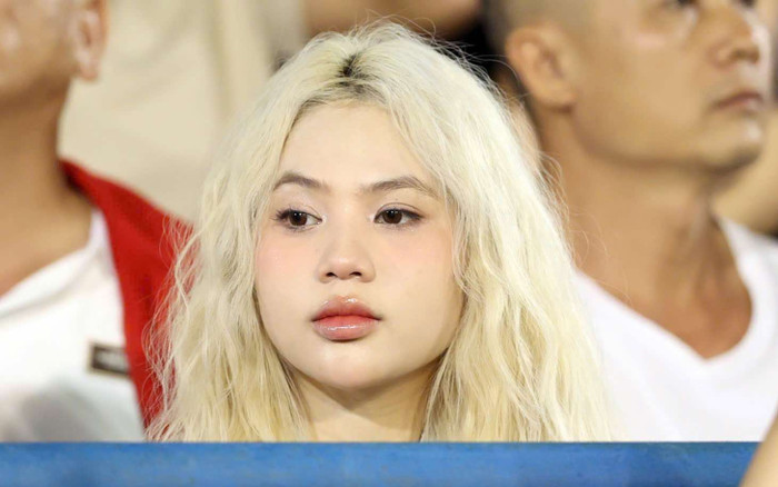 CĐV nữ xinh đẹp nhuộm trắng đầu cổ vũ tuyển Việt Nam Ảnh 2