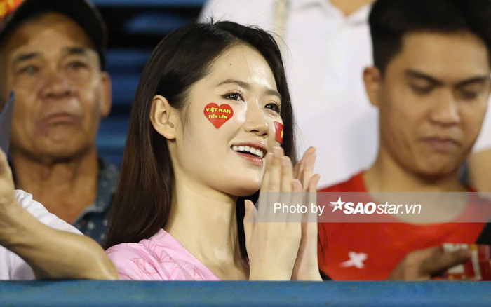 Một khán giả trẻ dán nhãn dán nổi bật trên khuôn mặt để cổ vũ tuyển Việt Nam thi đấu. Ảnh: Anh Đồng