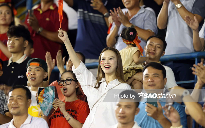 Khán giả nữ ở khán đài cầm cờ vui mừng theo dõi tuyển Việt Nam thi đấu. Ảnh: Anh Đồng