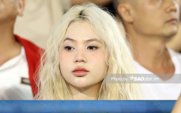 Khán giả nữ gây ấn tượng với mái tóc bạch kim khi đến theo dõi trận thi đấu giữa tuyển Việt Nam và tuyển Campuchia. Ảnh: Anh Đồng