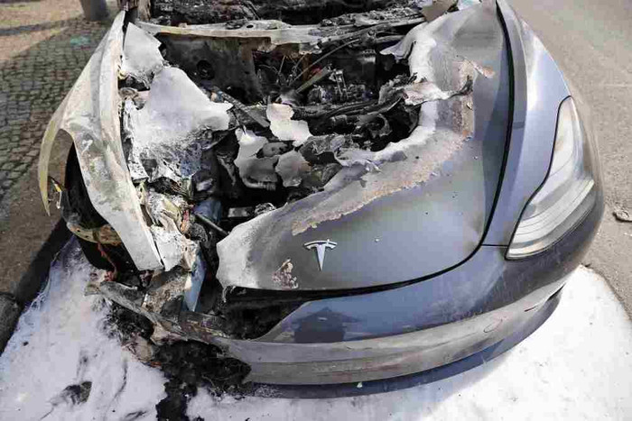 Xe Tesla bị đốt cháy ở Berlin (Đức) - (Ảnh: Getty).