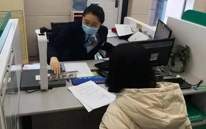 Người phụ nữ gửi ngân hàng hơn 11 tỷ, 5 phút sau tài khoản còn 0 đồng Ảnh 2