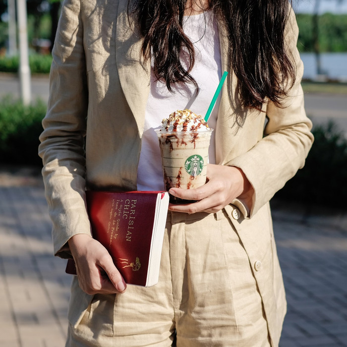 Uống Starbucks....