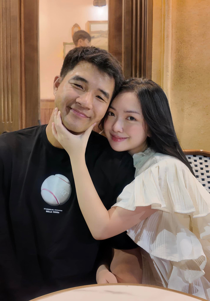 Vợ chồng Hà Đức Chinh ngọt ngào như thuở mới yêu. Ảnh: FBNV