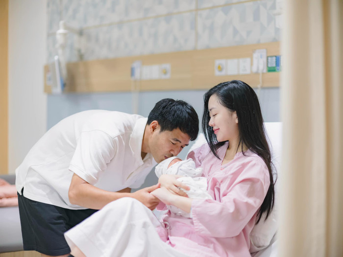 Hà Đức Chinh lộ rõ niềm vui, sự xúc động khi vợ sinh con thuận lợi. Ảnh: FBNV